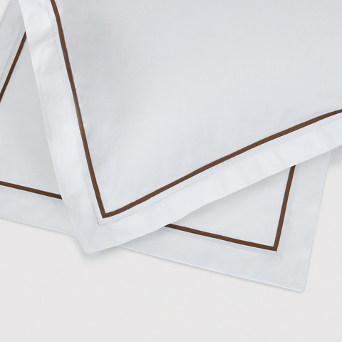 Постельное белье 2 спальное евро макси Сlaire&Caroll George белое с темно-коричневым кантом