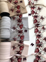 Вышивка на сетке бежевая/слива (левая) 14 см