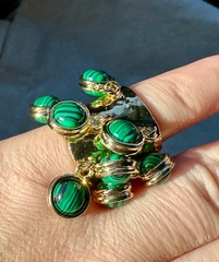 Акцентное кольцо SILVIA TOLEDANO с подвесками из лиоцела под малахит