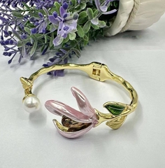 braslet-zhestkij-nezhnost-v-stile-bruni-s-rozovoj-holodnoj-ehmalyu