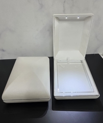 korobka-futlyar-belaya-s-podsvetkoj-dlya-upakovki-kole-komplekta-yuvelirnyh-ukrashenij