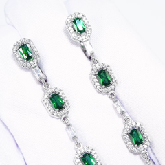 94027048-sergi-dlinnye-iz-serebra-s-izumrudnymi-fianitami