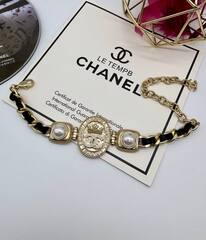 braslet-cepochka-s-medalonom-chanel-so-vstavkoj-iz-kozhi