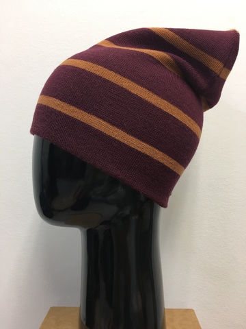 Зимняя двухслойная удлиненная шапочка с полосками. Мелкие светло-терракотовые полоски на бордовом фоне.