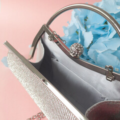 Сумочка - клатч Серебряная с ручкой и цепью, усыпанная стразами, на магните, фурнитура в серебре, 23*6*14 см