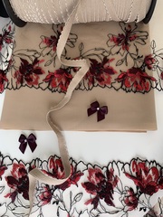 Вышивка на сетке бежевая/слива (левая) 14 см