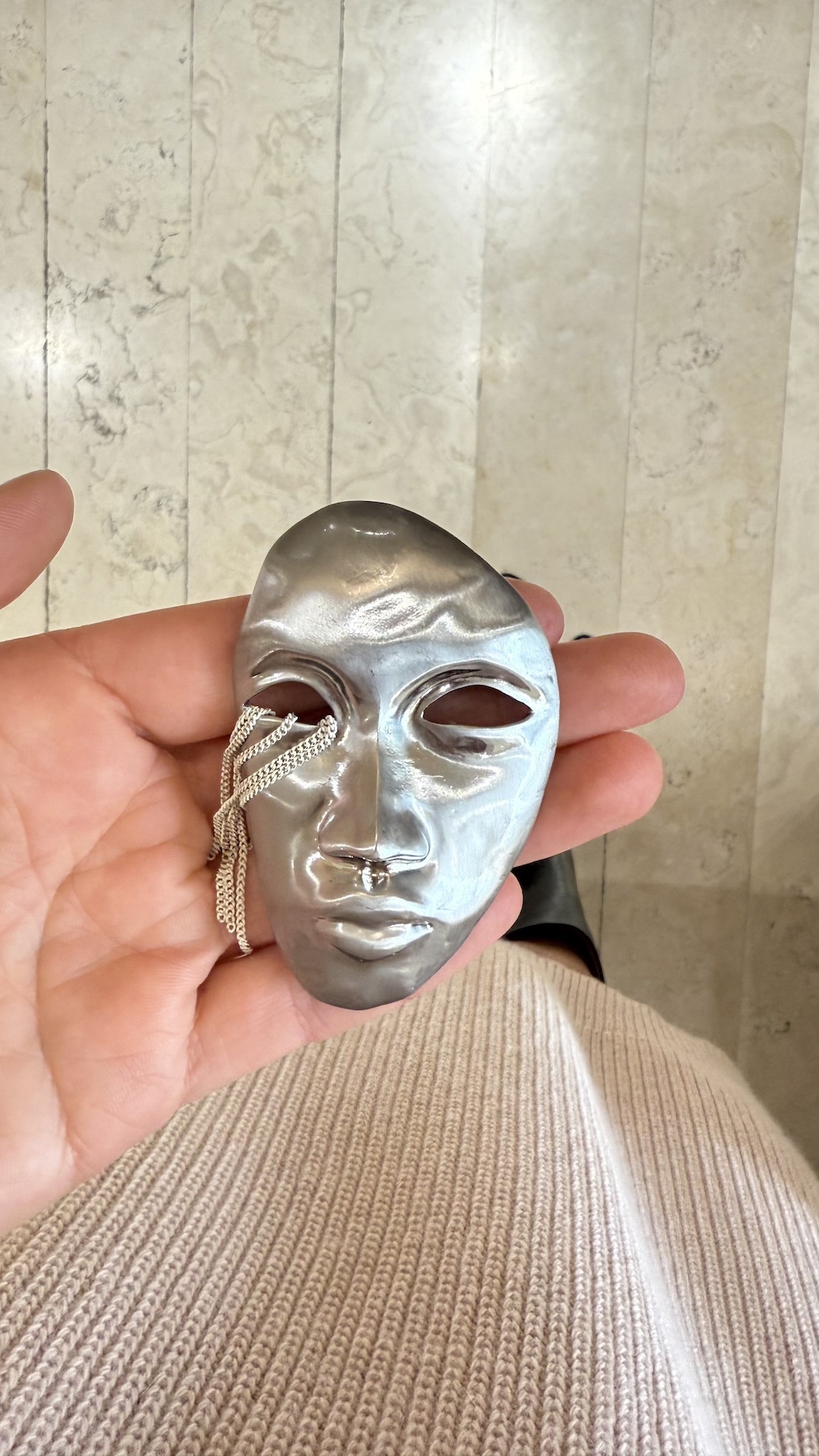 Брошь в виде лица с декором из цепей