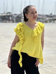 Футболка-топ с трендовыми воланами, пряжа FUZILLI и MOSS от O’YARN