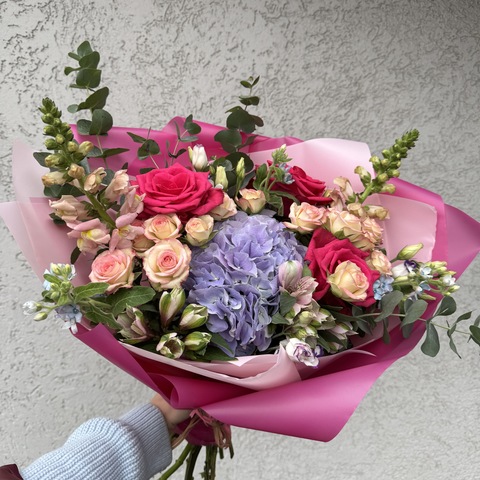 Букет яркий из гортензии, роз, эустом и альстромерий с зеленью