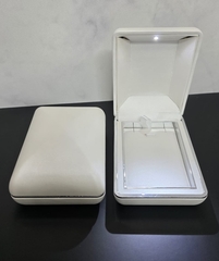 korobka-futlyar-belaya-s-podsvetkoj-dlya-upakovki-kole-komplekta-yuvelirnyh-ukrashenij