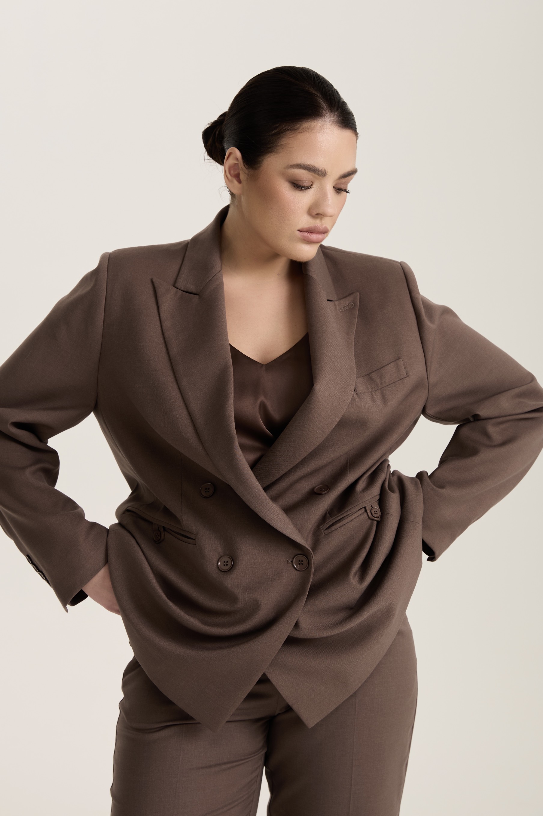 Жакет двубортный с имитацией пояса, мокко