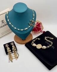 braslet-cepochka-s-medalonom-chanel-so-vstavkoj-iz-kozhi