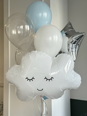 Фонтан из шаров с облаком в голубых оттенках