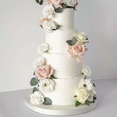 Свадебный торт без мастики с живыми цветами