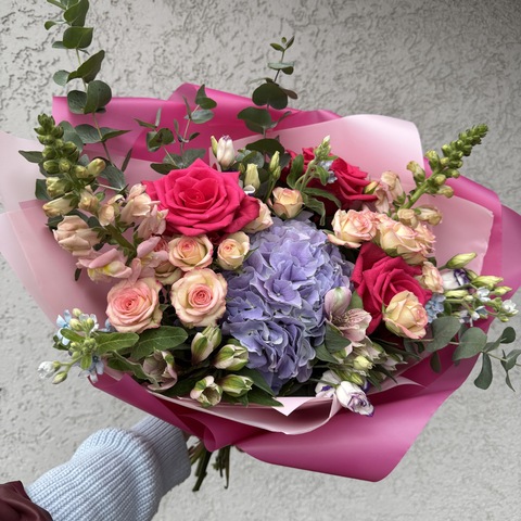 Букет яркий из гортензии, роз, эустом и альстромерий с зеленью