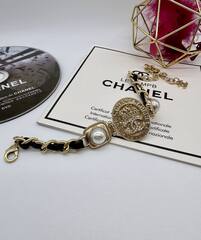 braslet-cepochka-s-medalonom-chanel-so-vstavkoj-iz-kozhi