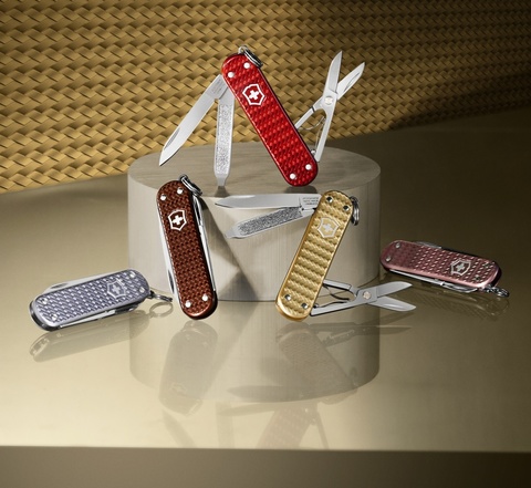 Нож-брелок Victorinox Classic Precious Alox, Iconic Red (0.6221.401G)