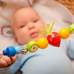 Растяжка на кроватку или коляску Клубничка, Вальда