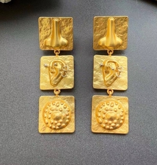 dlinnye-sergi-anatomi-v-stile-schiaparelli-s-podveskami-kvadratami