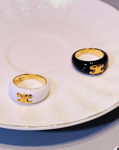 Стильное кольцо в стиле CELINE с белой/черной эмалью