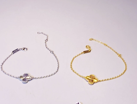 Браслет TRENDY с подвеской клевер с алмазными гранями (гильоше) серебро/золото