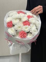 Букет из ярких диантусов и хризантемы