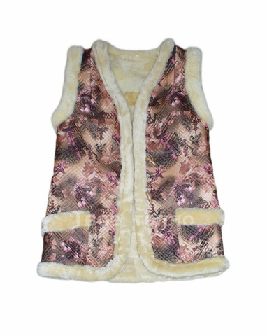 Женский шелковый жилет на кусковой овчине