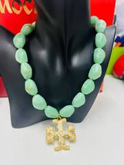 Колье TORY BURCH из светло- зелёного нефрита с подвеской логотипом