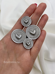 Пуговицы серебряные  с сердечком и надписью Magic love