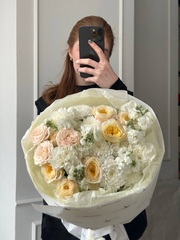 Букет из кустовых пионовидных роз, хризантемы, маттиолы и диантусов