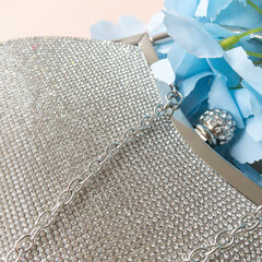 Сумочка - клатч Серебряная с ручкой и цепью, усыпанная стразами, на магните, фурнитура в серебре, 23*6*14 см