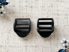 Пряжка-крыло 3-х щелевая пластик 2 см, чёрный