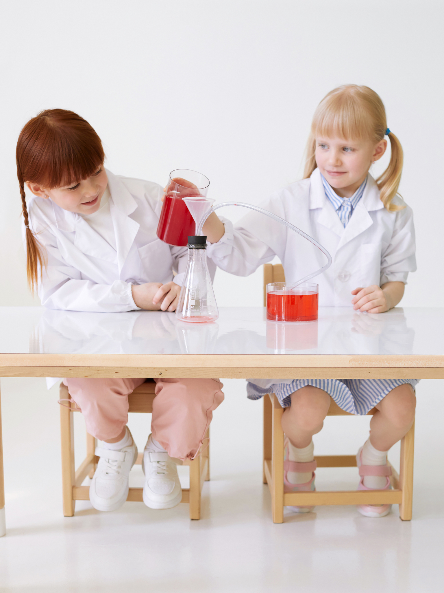 УМК для естественно-научного образования детей 4-5 лет / 2 мобильных стеллажа с оборудованием по 4 направлениям исследований