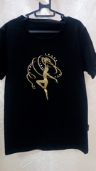 Футболка с аппликацией и стразами