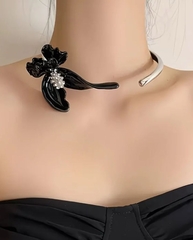 kole-choker-fiksirovannoj-formy-orhideya