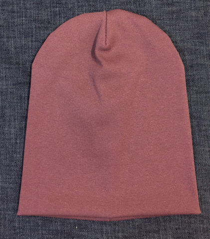 Удлиненная коричневая шапочка в рубчик