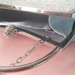 Сумочка - клатч Серебряная с ручкой и цепью, усыпанная стразами, на магните, фурнитура в серебре, 23*6*14 см