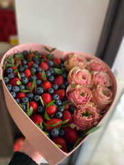 "Подарочная коробочка с клубникой и цветами"