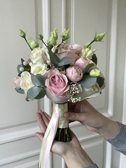 Свадебный букет из одноголовых роз, лизиантуса, озотамнуса и эвкалипта