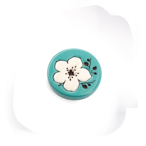 Вишня на фоне неба