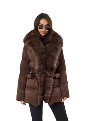 Коричневый пуховик с поясом и мехом песца