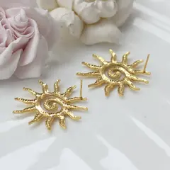Серьги пусеты Солнце с эмалью, кремовый, 37 мм, сталь, позолота, СГ045
