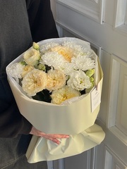 Авторский букет из хризантемы, кустовой пионовидной розы и лизиантуса