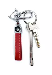 Брелок для ключей кожаный с эмблемой Renault с карабином (кожзам, красный цвет с желтой строчкой)