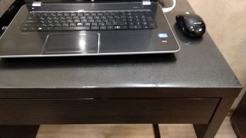 Рифленая скатерть на компьютерном столе
