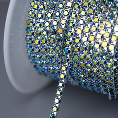 Стразовая цепь дуохромная, 2мм, синий кристалл с зеленым напылением в серебристых цапах