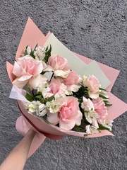 Нежный букет с французской розой и альстромерией