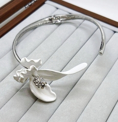 kole-choker-fiksirovannoj-formy-orhideya