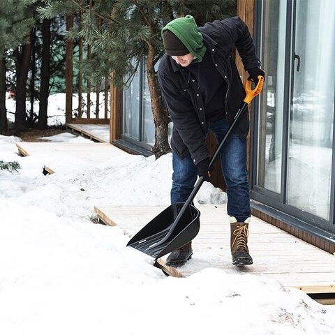 Лопата для уборки снега с алюминиевым черенком Plantic Snow