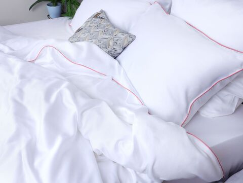 Постельное белье 1.5 спальное Mollen белое с вишнево-ягодным кантом